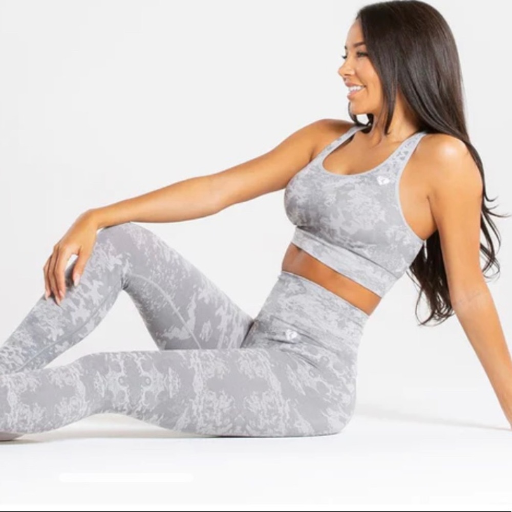 Women’s Best CAMO SEAMLESS LEGGINGS & SPORTS BRA